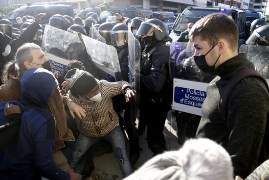 Catalan Mossos d’Esquadra police during a mass eviction in Badalona on January 13, 2022 (by Jordi Pujolar)